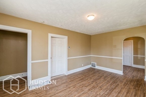 Building Photo - AVAILABLE NOW! - 127 Warren Ave, Elyria, O...