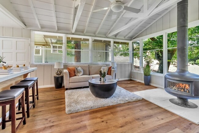 Building Photo - Welcome to Charming Country Living in Los ...