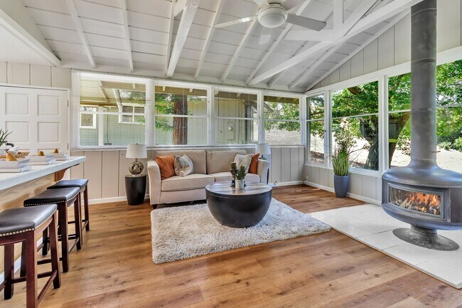 Foto del edificio - Welcome to Refined Country Living in Los G...