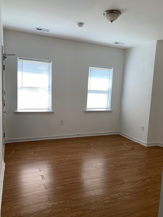 Building Photo - 117 Cedar Ave