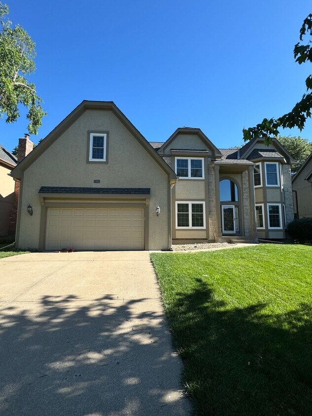 Primary Photo - Huge 4/4 in Overland Park
