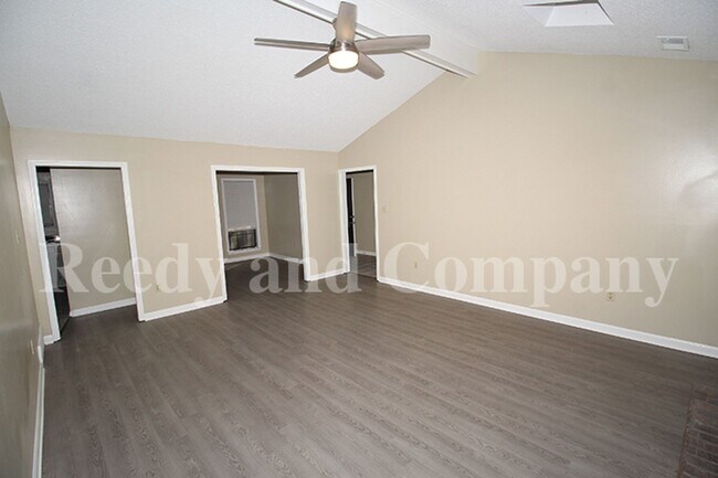 Foto del edificio - 6761 Blue Spruce Dr