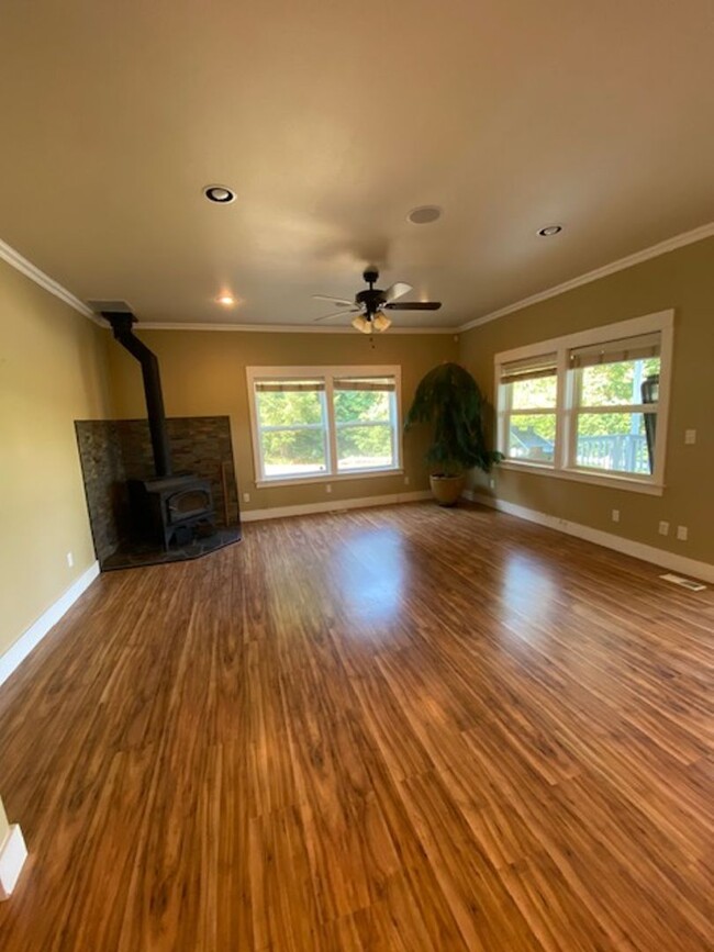 Building Photo - Charming home located in beautiful Orting!
