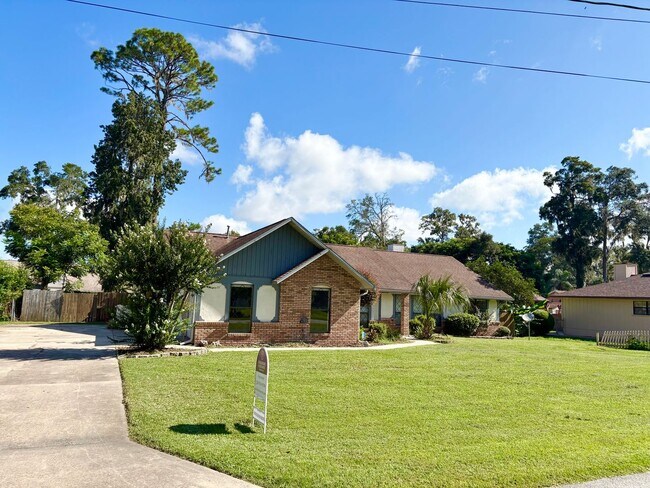 Building Photo - Pool Home in Desired SE Ocala
