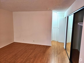 Building Photo - 132 S Clark Dr