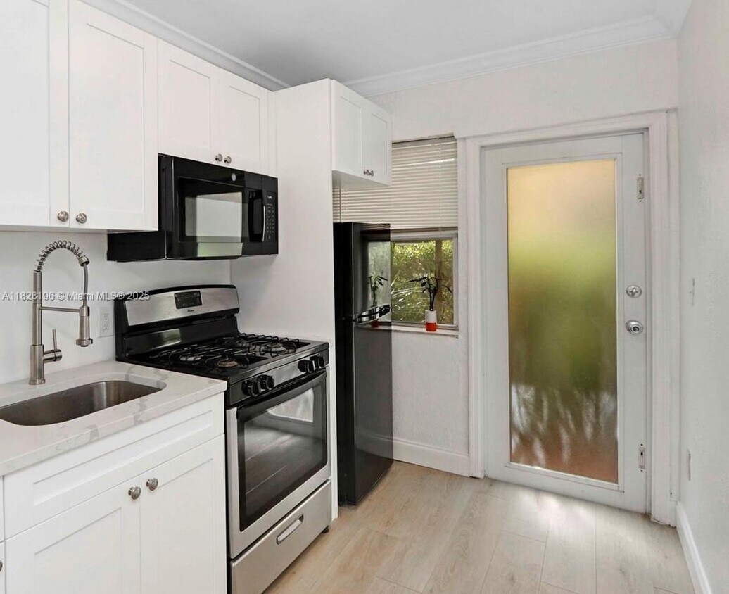 Foto principal - 6831 Abbott Ave