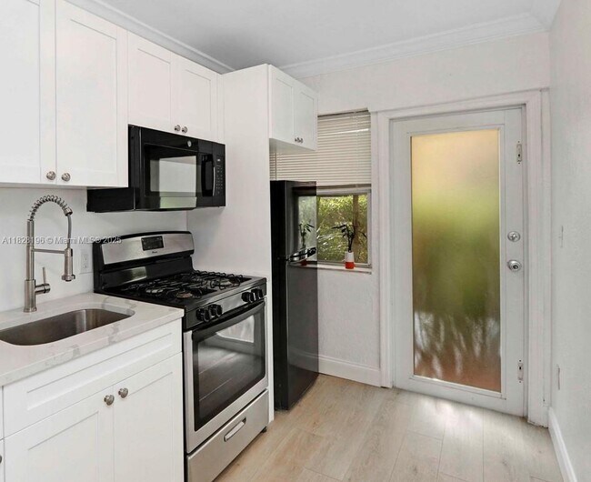 Foto del edificio - 6831 Abbott Ave