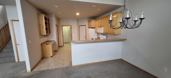 Building Photo - 4 Bed 3.5 Bath - Eagle Crest - Two Car Gar...
