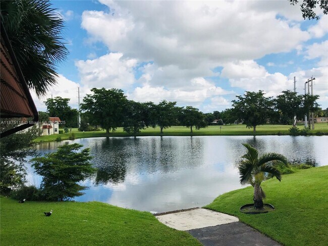Foto del edificio - 565 NW 100th Pl