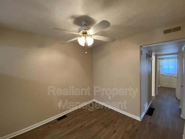 Building Photo - 1840 Chatsworth Dr