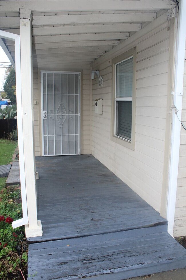 Foto del edificio - 2 Bedroom, 1 Bathroom Single Story House in Antioch with Garage and Side Yard Access