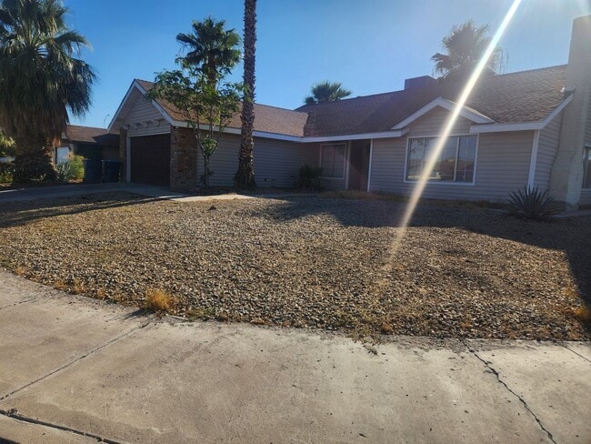 Foto del edificio - Single story home on corner with spacious ...