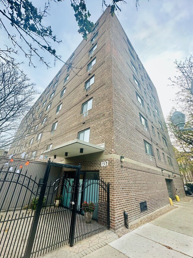 Building Photo - 607 W Wrightwood Ave