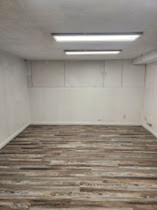 Building Photo - Classic Brick 3 bed, 1.5 bath with upgrades, fenced back yard, carport and garage.