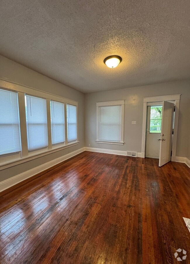 Building Photo - 1053 Huey St