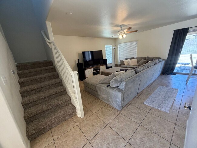 Foto del edificio - Large backyard and spacious home