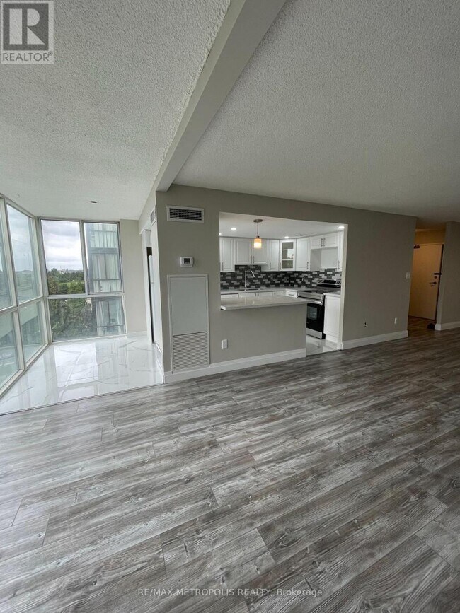 Building Photo - 350-350 Webb Dr