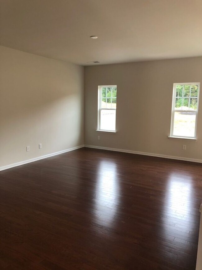 Foto del edificio - COMING SOON! Beautiful 3BR 2.5BA TownHouse w/ In-Unit Laundry • Garage Parking • Stainless Kitche...