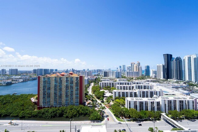 Foto del edificio - 330 Sunny Isles Blvd