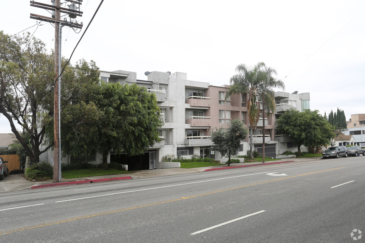 Foto del edificio - 10720 Palms Apartments