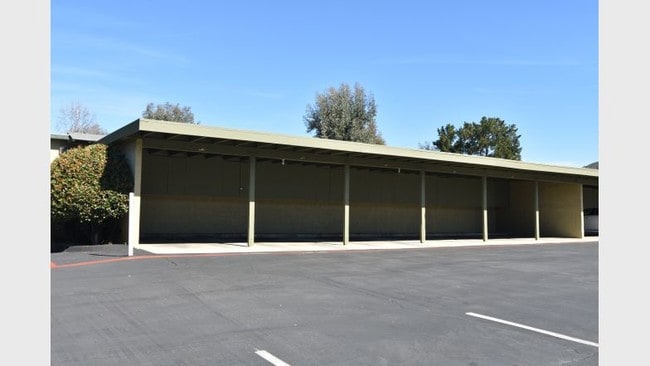 Building Photo - 1575 Oak Apartment Homes