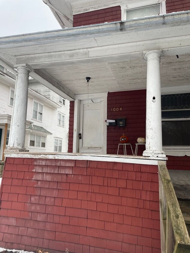 Primary Photo - 1002 Constitution St