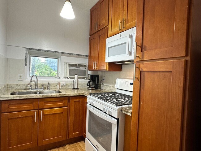 Building Photo - Charming 2 Bed/1 Bath fully furnished Spli...