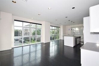 Building Photo - 207 Pierce St