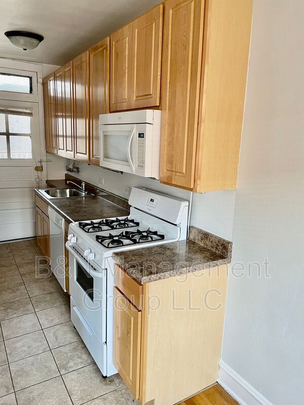 Building Photo - 916 W Oakdale Ave
