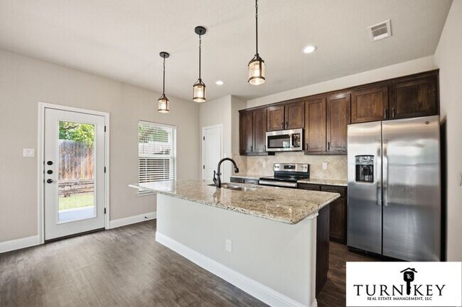 Building Photo - Luxury Townhome Located in Weatherford Near Crocket Elementary | 3 Bed / 2.5 Bath | Two-Car Garag...
