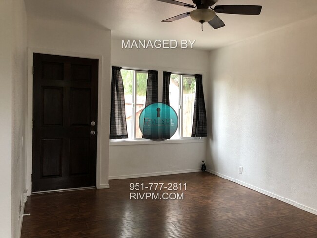 Foto del edificio - DISCOVER YOUR NEW HOME IN RIVERSIDE!! WATE...