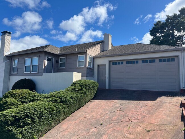 Foto del edificio - Beautiful 3 bed 2 bath Belmont home with amazing views. This is a must see!