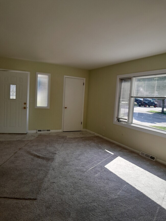 422 Buena Vista Ave, Waukesha, WI 53188 House Rental in Waukesha, WI