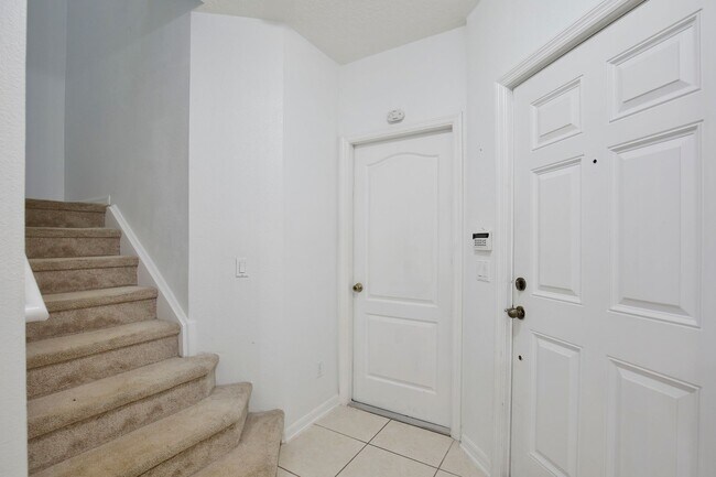 Foto del edificio - Beautiful 2/2.5 Cozy Townhome with a 1 Car Garage in the Gated Community of Victoria Pines - Orlando