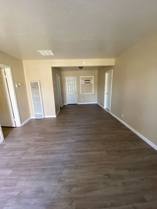 Building Photo - Cute 2 bedroom!
