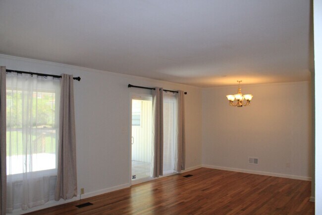 Foto del edificio - 3 Bedroom 2 bath W/ Bonus In Hammond Hills