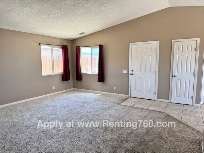 Foto del edificio - Modern 4 Bedroom 2 Bathroom Home