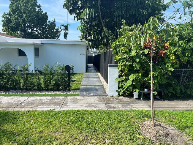 Foto del edificio - 4290 SW 9th St