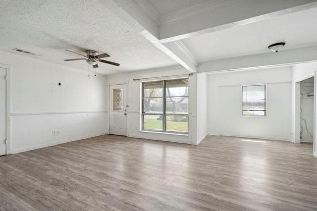 Foto del edificio - 1533 Meadowcrest Dr