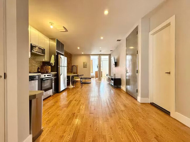 Building Photo - Prime Bushwick Room, HDTV, 15 min to Manhattan #756