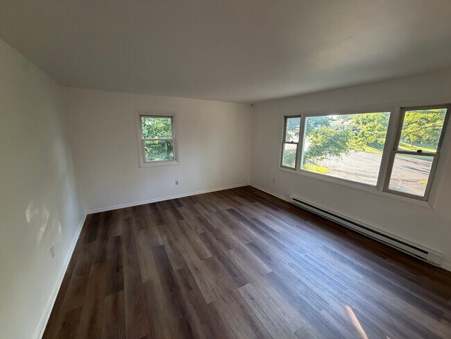 Building Photo - 10 Marlyn Dr