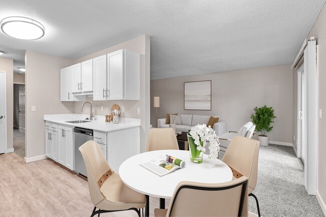 Building Photo - Royal Pines