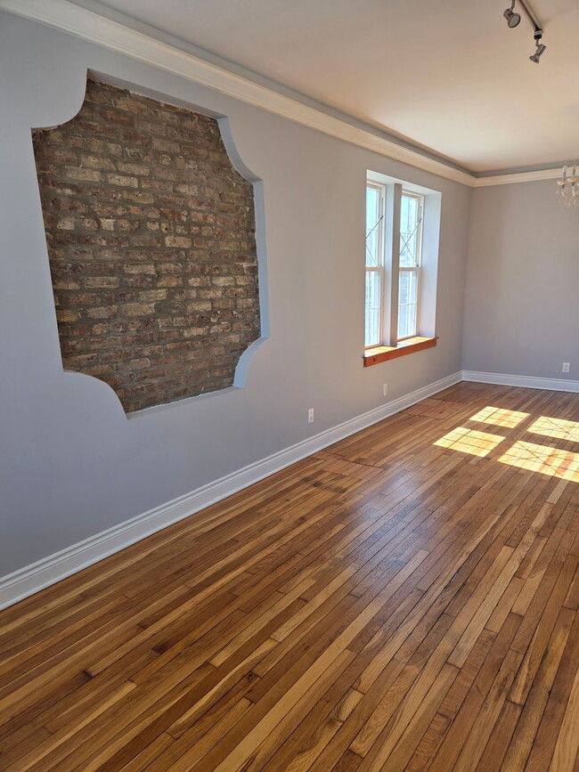 Building Photo - 844 N Harding Ave