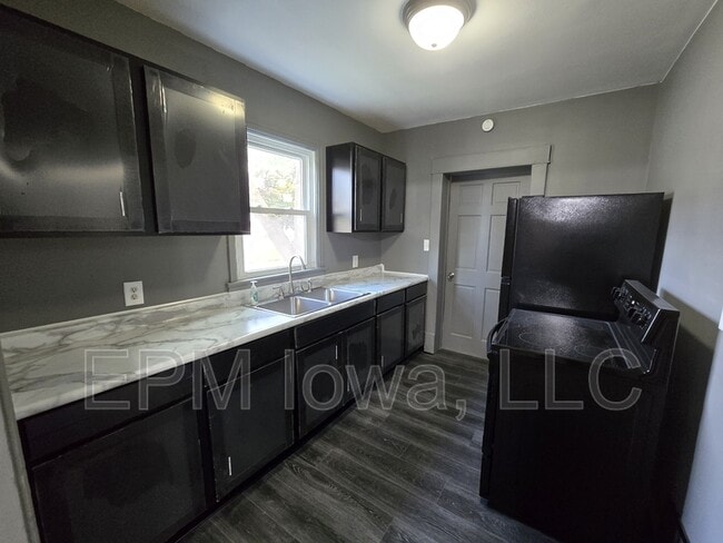 Building Photo - 709 Kern St