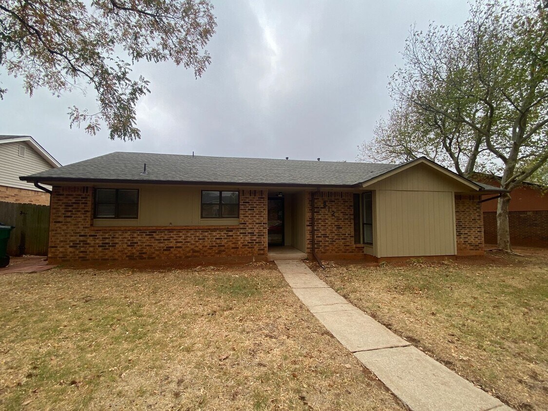 Foto principal - 3 bed 2 bath with all new applicances