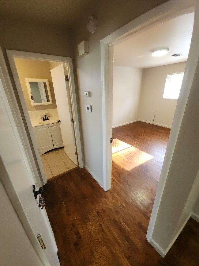 Building Photo - 2 bedroom 1 bath