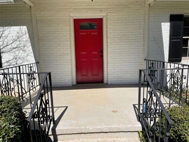 Building Photo - 2974 Hollywood Dr