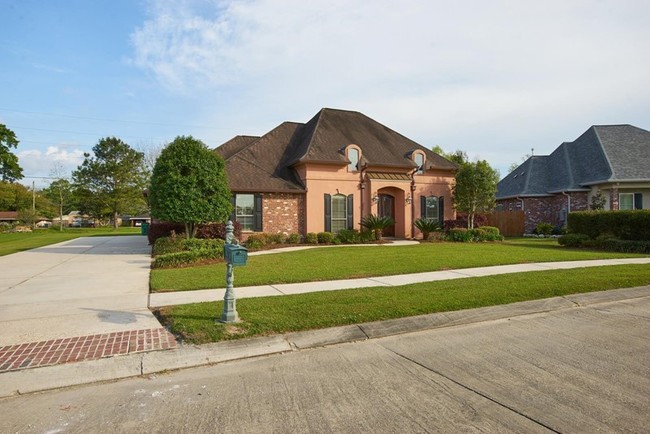 Foto del edificio - 321 Lac Cypriere Dr