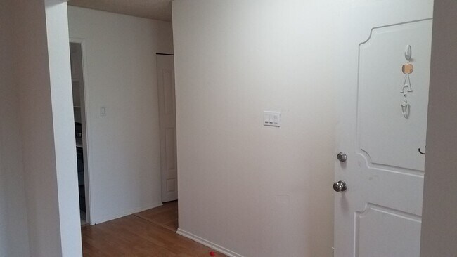 Building Photo - Single Level ground floor condominium