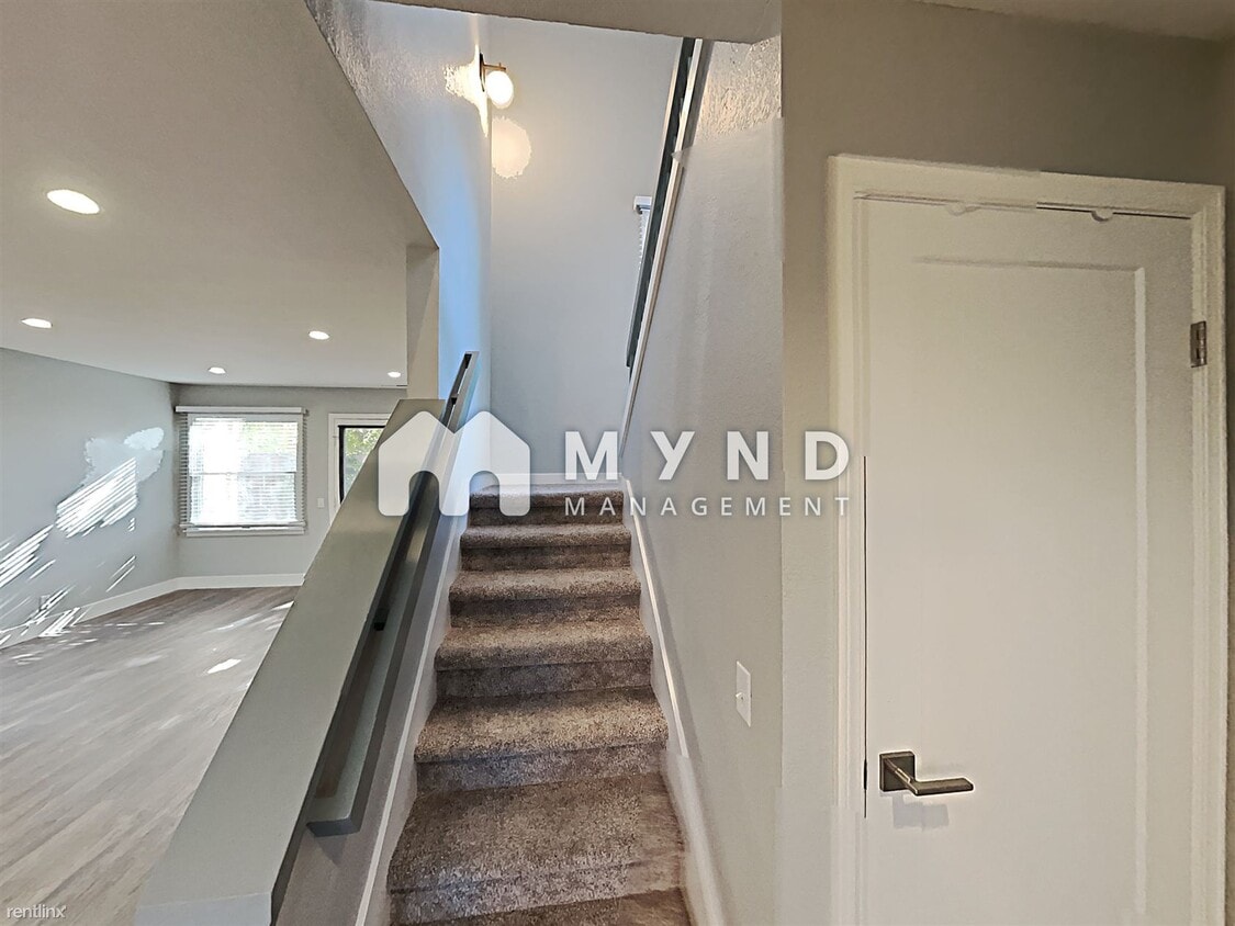 Building Photo - 3 br, 2.5 bath Townhome - 641 Centre Ct